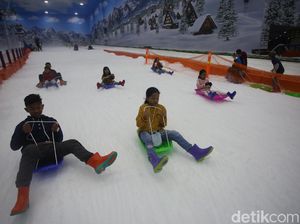 Rame dan Seru! Potret Wisatawan Padati Trans Snow World Bintaro