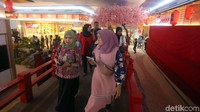 Para pengunjung pun antusias berburu spot foto menarik yang instagramable di Transpark Mall Bintaro tersebut.