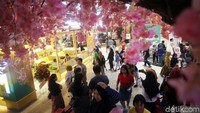 Suasana di Transpark Mall Bintaro yang ramai dikunjungi oleh pengunjung untuk menghabiskan akhir pekan bersama keluarga, Jakarta, Sabtu (21/12/2019).