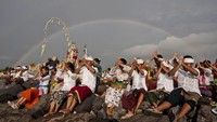 Pelangi nampak menghiasi langit Kota Denpasar, Bali saat sejumlah warganya tengah melakukan upacara Melasti pada tahun 2013 silam. Ulet Ifansasti/Getty Images.