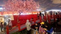Menariknya lagi, mal yang dibangun dengan konsep Negeri Sakura ini memiliki beragam spot foto menarik yang tentunya instagramable. Jika tak percaya, datang saja ke lantai 3 mal tersebut. Di sana pengunjung akan menemukan berbagai ornamen khas Jepang seperti pohon sakura, jembatan, shogun klasik, hingga Taman Zen yang menenangkan.