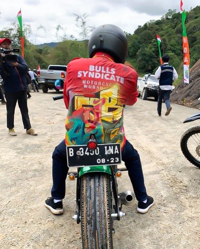 Adalah brand lokal, Never Too Lavish yang diminta Jokowi untuk memberikan tambahan detail pada jaket merahnya. Seru banget NTL diminta meng-custom jaket @bullssyndicate punya Pak Presiden @jokowi yang dipakai hari ini sambil motoran pada saat mengunjungi lokasi Ibu Kota baru di Kalimantan, demikian akun Instagram @nevertoolavish mengungkapkan mengenai jaket Jokowi yang menarik atensi tersebut. Foto: Dok. Biro Setpres Istana