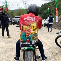 Adalah brand lokal, Never Too Lavish yang diminta Jokowi untuk memberikan tambahan detail pada jaket merahnya. Seru banget NTL diminta meng-custom jaket @bullssyndicate punya Pak Presiden @jokowi yang dipakai hari ini sambil motoran pada saat mengunjungi lokasi Ibu Kota baru di Kalimantan, demikian akun Instagram @nevertoolavish mengungkapkan mengenai jaket Jokowi yang menarik atensi tersebut. Foto: Dok. Biro Setpres Istana