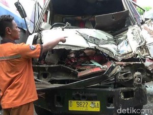 Dua Truk Kecelakaan di Tol Purbaleunyi, 1 Orang Tewas