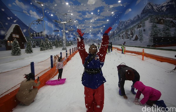 Berbagai wahana permainan juga bisa dinikmati mulai dari kereta gantung, ski, seluncur es, dan bola berguling di Trans Snow World Bintaro (Foto: Agung Pambudhy/detikcom) Berbagai wahana permainan juga bisa dinikmati mulai dari kereta gantung, ski, seluncur es, dan bola berguling di Trans Snow World Bintaro (Foto: Agung Pambudhy/detikcom)