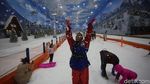 Rame dan Seru! Potret Wisatawan Padati Trans Snow World Bintaro