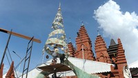 Sejumlah warga membuat pohon natal dari rangkaian anyaman daun lontar di Gereja Katolik Roh Kudus Katedral Denpasar, Bali, Jumat (20/12/2019). Antara Foto/Fikri Yusuf.