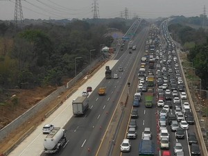 Tak Ada Rest Area, Pria Ini Pipis di Tol Layang Japek saat Macet