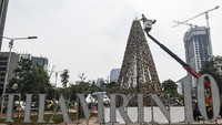 Petugas PPSU menata pohon Natal dari miniatur ondel-ondel yang terbuat dari botol minuman bekas di Food Court Thamrin 10, kawasan Thamrin, Jakarta, Sabtu (21/12/2019).