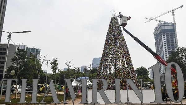 Wow! Ribuan Botol Bekas Disusun Jadi Pohon Natal Raksasa di Jakarta