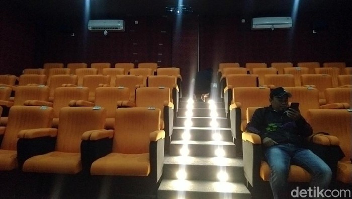 Perpustakaan Ciamis membuka bioskop tiga dimensi (3D) di salah satu ruangannya. Tak hanya dibuka untuk umum, bioskop 3D itu pun tak dipungut biaya alias gratis.
