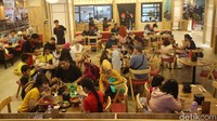 Tak sedikit warga yang datang bersama keluarga untuk bersantap siang bersama keluarga di gerai-gerai makanan yang tersedia di Transpark Mall Bintaro.
