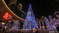 Pohon Natal berukuran raksasa nampak menghiasi salah satu pusat perbelanjaan di Jakarta, Sabtu (21/12/2019).