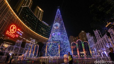 Kerlap-kerlip Pohon Natal Raksasa Hiasi Mal di Ibu Kota