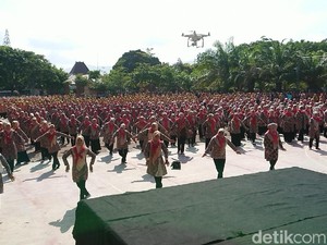 Ribuan Ibu di Trenggalek Pecahkan Rekor MURI Menari dengan Kain Sibori