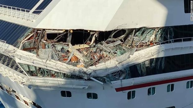 Bagian belakang Carnival Glory ringsek akibat tabrakan