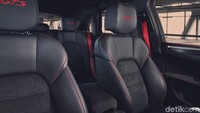 Bagian interiornya dipenuhi dengan bahan jok Alcantara pada panel tengah kursi, sandaran tangan konsol tengah dan panel pintu serta aluminium yang disikat memungkinkan untuk juga melihat dan merasakan karakteristik sporty dan elegan Macan GTS di interior. Foto: Porsche