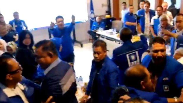 Gaduh Rebutan Palu Zulkifli Hasan