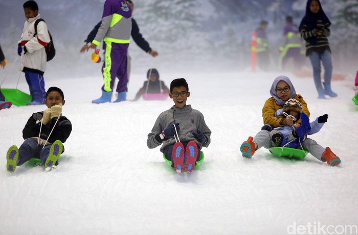 Trans Snow World Bintaro resmi dibuka untuk umum hari ini, Sabtu (21/12). Anak-anak pun mulai ramaikan wahana itu untuk mengisi akhir pekan dengan bermain salju.