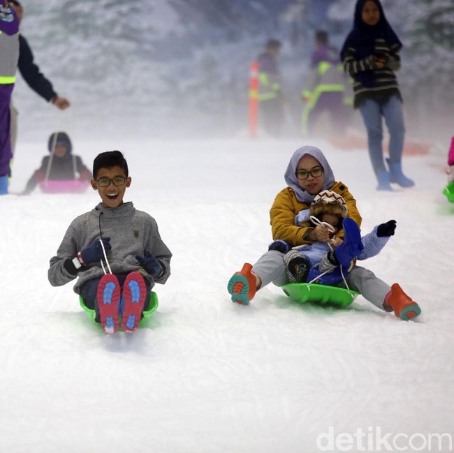 Foto Keseruan Bermain Salju di Trans Snow World Bintaro Saat Libur Imlek