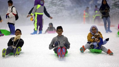 Foto Keseruan Bermain Salju di Trans Snow World Bintaro Saat Libur Imlek