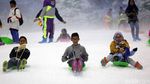 Keceriaan Anak-anak Bermain Salju di Trans Snow World Bintaro