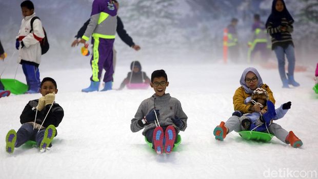 Trans Snow World Bintaro resmi dibuka untuk umum hari ini, Sabtu (21/12). Anak-anak pun mulai ramaikan wahana itu untuk mengisi akhir pekan dengan bermain salju.