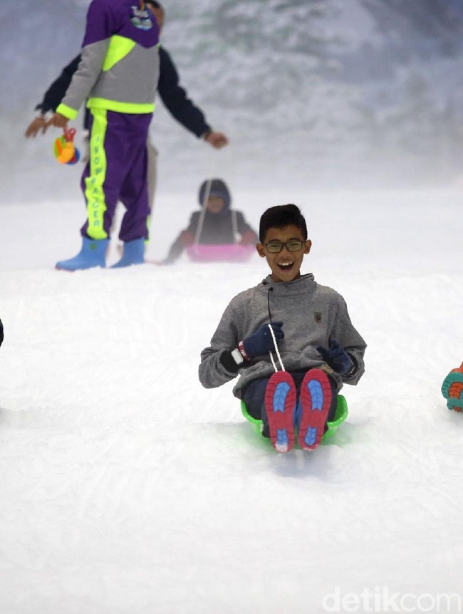 Foto Keseruan Bermain Salju di Trans Snow World Bintaro Saat Libur Imlek