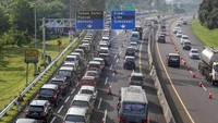 Sejumlah kendaraan memadati jalur Puncak, Bogor, Jawa Barat, Sabtu (21/12/2019).