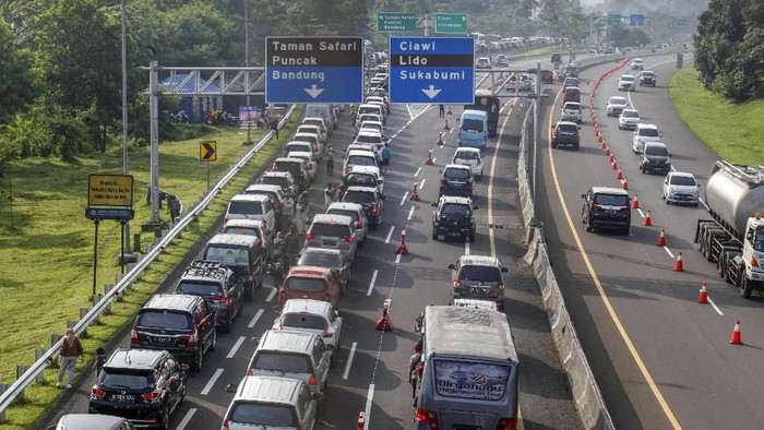 Memasuki libur Natal dan Tahun Baru 2020 wisatawan mulai memadati jalur Puncak, Bogor. (Foto: Antara Foto/Yulius Satria Wijaya) Memasuki libur Natal dan Tahun Baru 2020 wisatawan mulai memadati jalur Puncak, Bogor. (Foto: Antara Foto/Yulius Satria Wijaya)