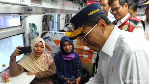 Menhub Cek Arus Libur Natal di Stasiun Senen