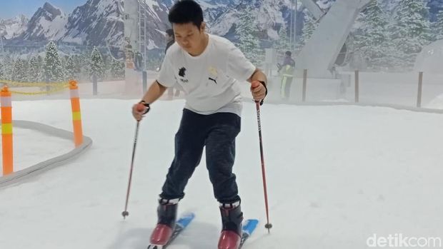 Keseruan Bermain Ski di Trans Snow World Bintaro 