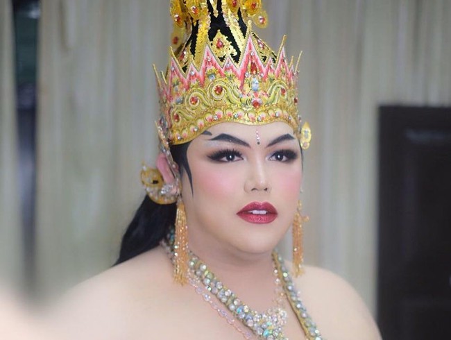 Ia pun memakai anting rumbai warna oranye muda. Tak lupa dipakaikan pula rambut palsu untuk semakin meyakinkan perannya sebagai perempuan. Foto: Instagram @ivan_gunawan