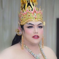 Ia pun memakai anting rumbai warna oranye muda. Tak lupa dipakaikan pula rambut palsu untuk semakin meyakinkan perannya sebagai perempuan. Foto: Instagram @ivan_gunawan
