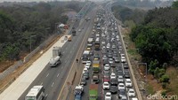Kemacetan terjadi di ruas Tol Jakarta arah Cikampek pada H-4 hari raya Natal. Kemacetan terjadi di ruas tol bawah dan atas.