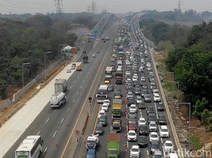 Video Penampakan dari Udara Kepadatan di Ujung Tol Layang Japek