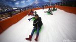 Keceriaan Anak-anak Bermain Salju di Trans Snow World Bintaro