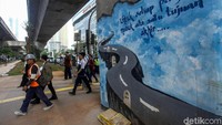 Kawasan itu tak hanya akan dilengkapi dengan taman, tetapi juga sejumlah fasilitas menarik lainnya. Mural pun nampak menghiasi dinding di kolong JLNT tersebut.