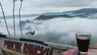Dari kejauhan terlihat puncak-puncak bukit yang hijau. Udara di Puncak Bangku cukup sejuk, cocok untuk menikmati segelas kopi atau susu hangat sambil menikmati pemandangan (Foto: Dadang Hermansyah/detikcom)