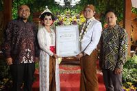 Keren! Pasangan di Klaten Nikah Pakai Mahar ETF