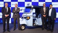 Dengan tenaga listrik, bajaj ini dinamakan Piaggio Ape E-City. Skuter roda tiga ini akan mengusung baterai swap yang dapat diganti di jaringan layanan penggantian baterainya. Jadi, kalau baterainya sudah habis, tinggal ganti baterai yang sudah terisi penuh. Foto: Dok. Piaggio