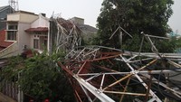 Sebuah menara di kawasan Radio Dalam, Jakarta Selatan (Jaksel), roboh sore ini. Menara tersebut menimpa sebuah rumah yang berada di sekitarnya.