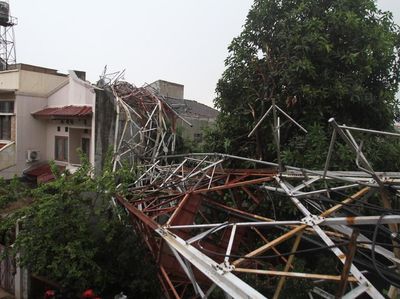 Foto-foto Menara Pemancar yang Roboh di Radio Dalam