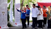 Ahok sebagai Komisaris Utama Pertamina mendampingi Jokowi bersama Dirut Pertamina Nicke Widyawati dan Menteri BUMN Erick Thohir saat berkunjung ke Kilang PT TPPI di Tuban. Foto: Dok. Instagram @basukibtp