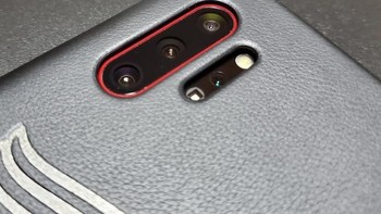 Case smartphone pun diberi line merah. Foto: ZDNet