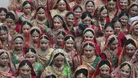 Para pengantin wanita ini terlihat sangat semringah.