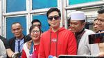 Wajah Bahagia Kriss Hatta Keluar dari Bui