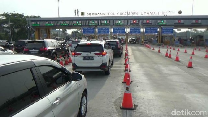 Tol Cikampek Utama terpantau padat.