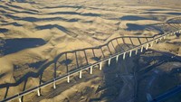 Tampak jalur kereta ini membentang melewati padang pasir yang terbentang di sepanjang Provinsi Ganzu. Foto: Dok. Xinhua/Fan Peishen