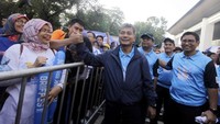 Hadir dalam acara tersebut Direktur Utama BRI Sunarso bersama jajaran direksi menyapa para peserta jalan santai di Jakarta. Foto: dok. Bank BRI